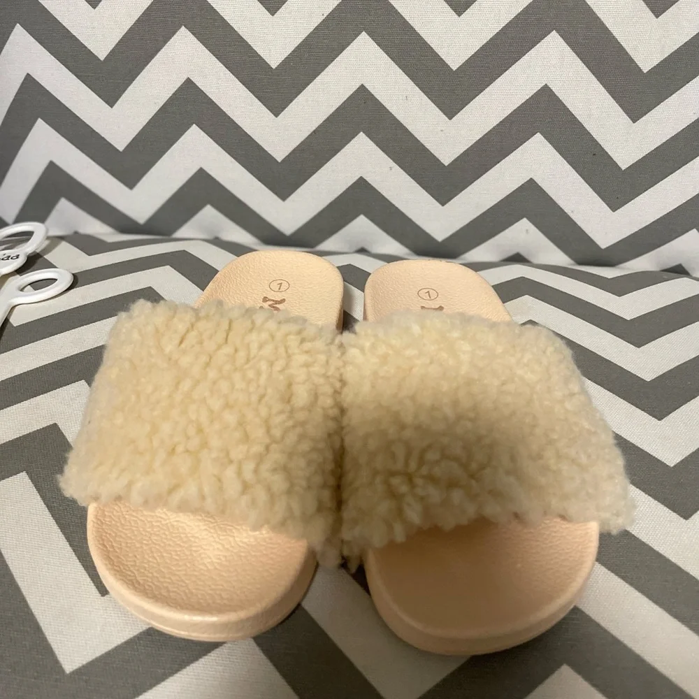 ***2/$15*** Girl’s  fur pool slides